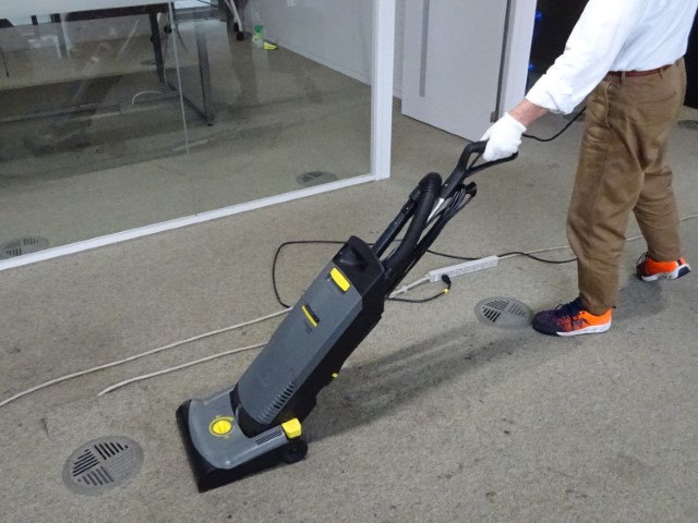 カーペットクリーニング①床面全体除塵