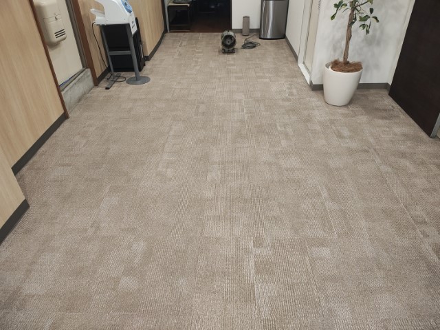 横浜市内のクリニック様待合室カーペットの状況2026年1月